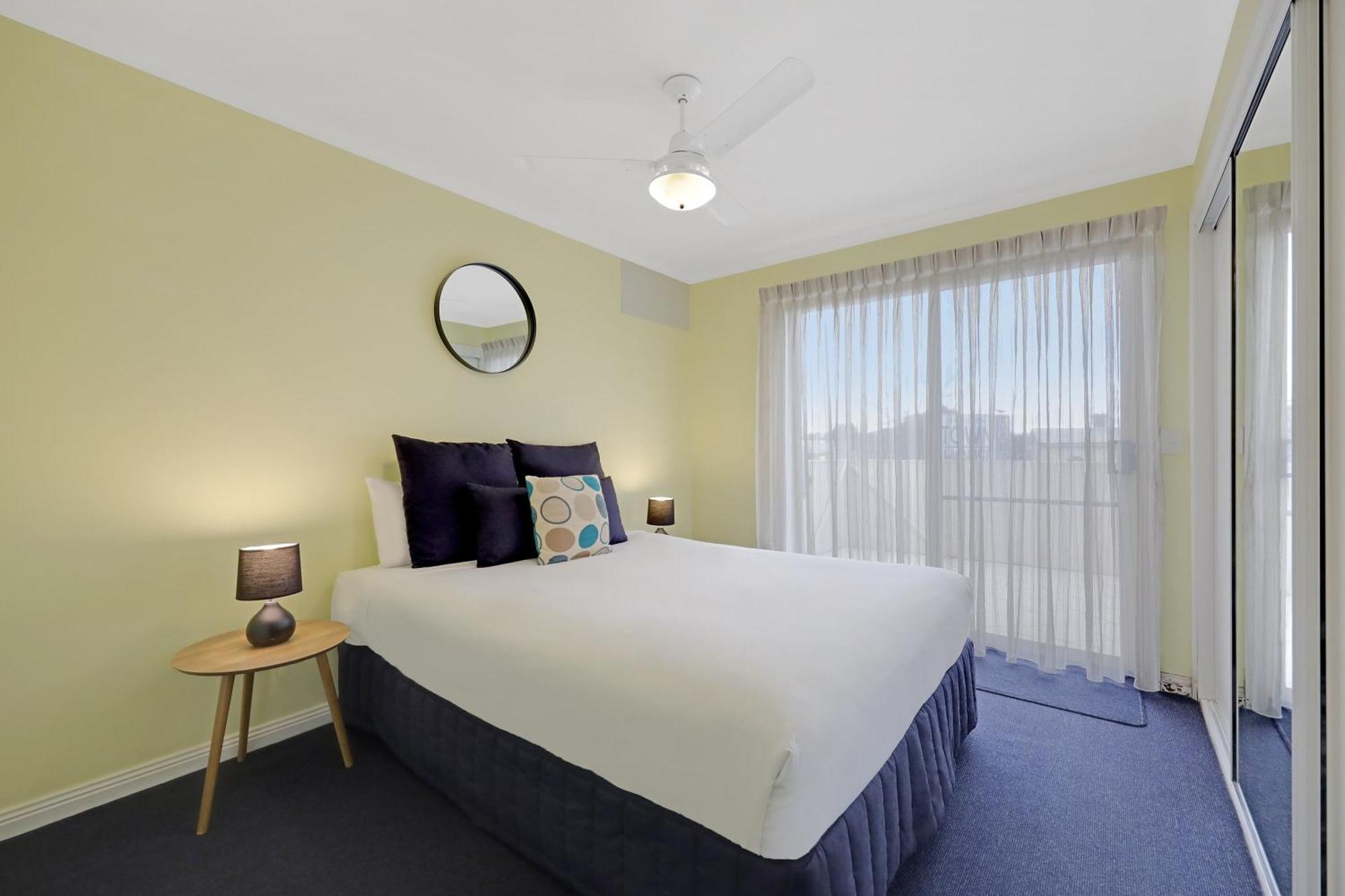Hamilton Townhouse Motel Room photo