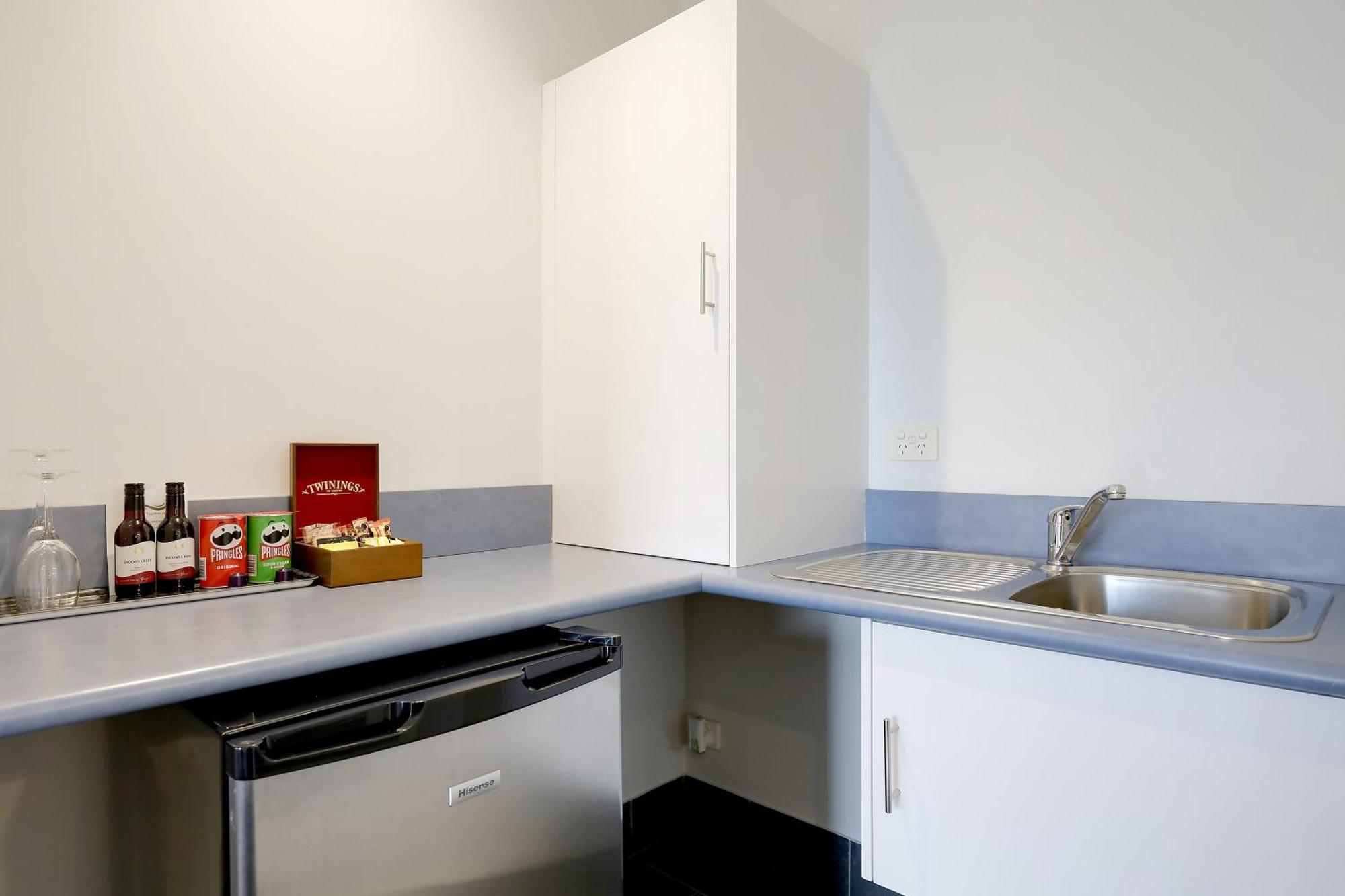 Hamilton Townhouse Motel Room photo