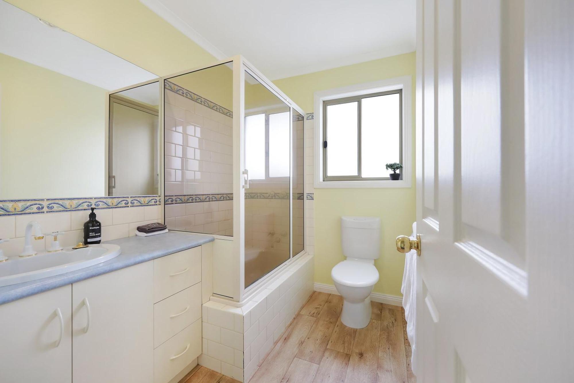Hamilton Townhouse Motel Room photo